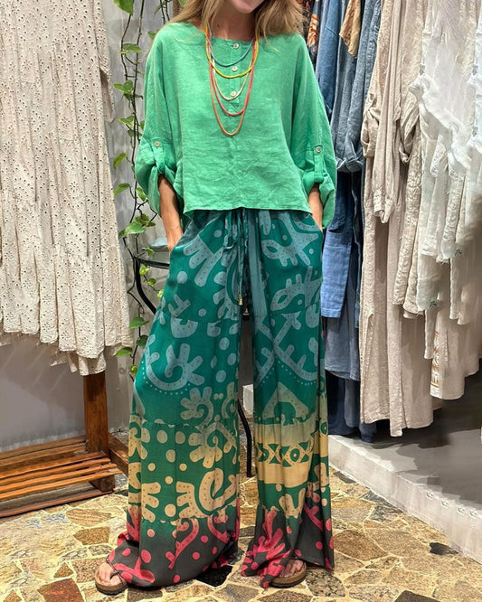 Two-piece set consisting of a casual top and printed pants