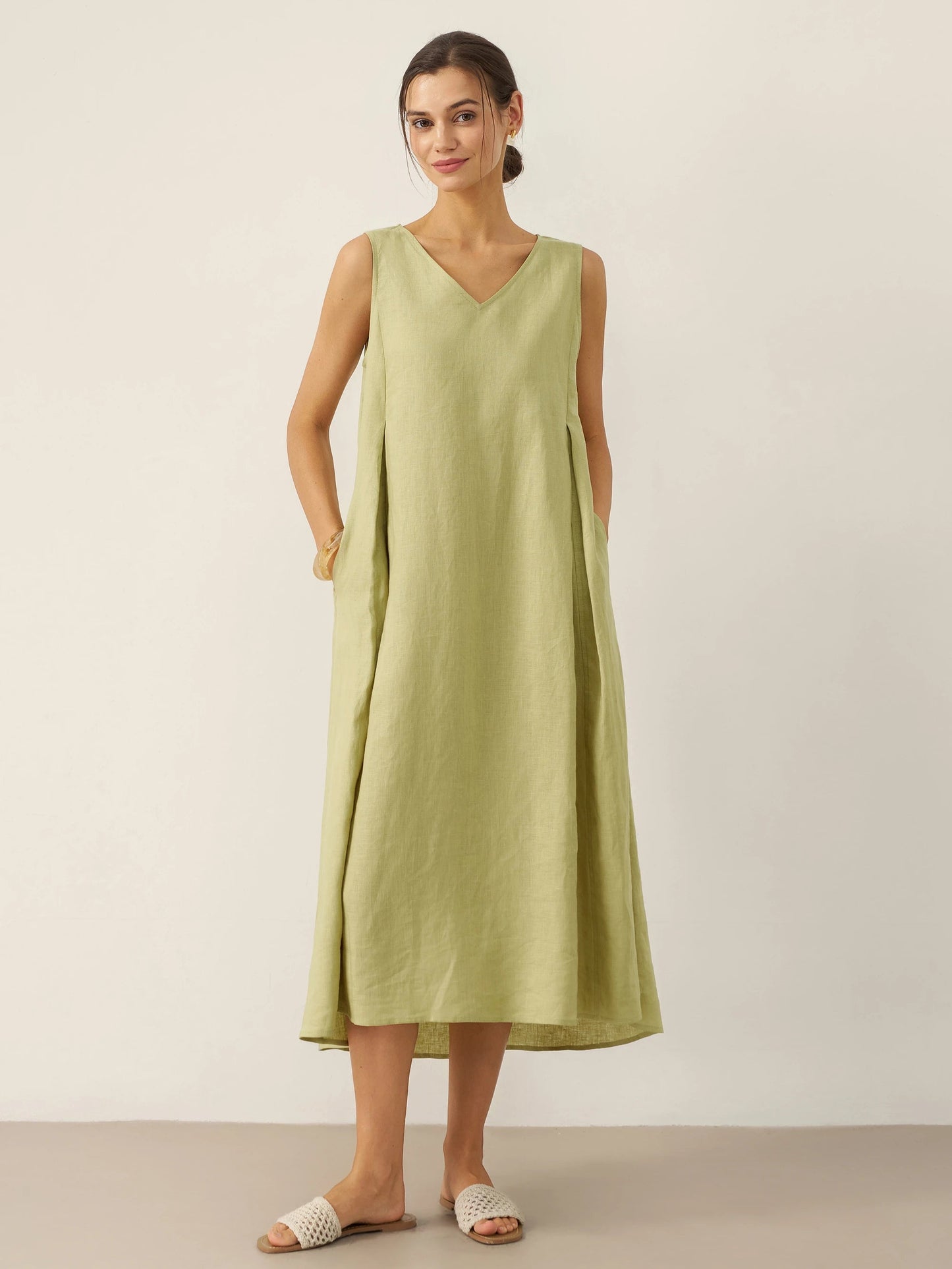Long sleeveless dress with a wide model for summer style