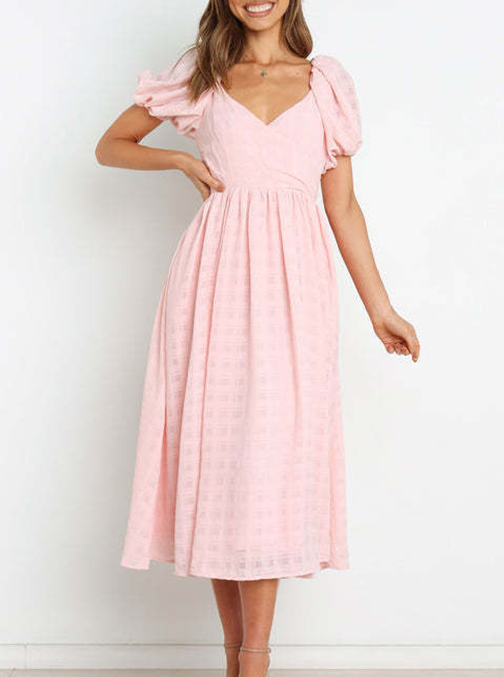 Dresses with pastel-colored skirt, square neckline and trendy separating seam