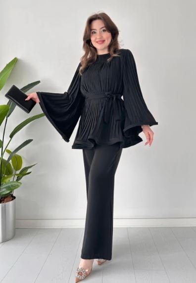 Top and pants with pleats and flared shape