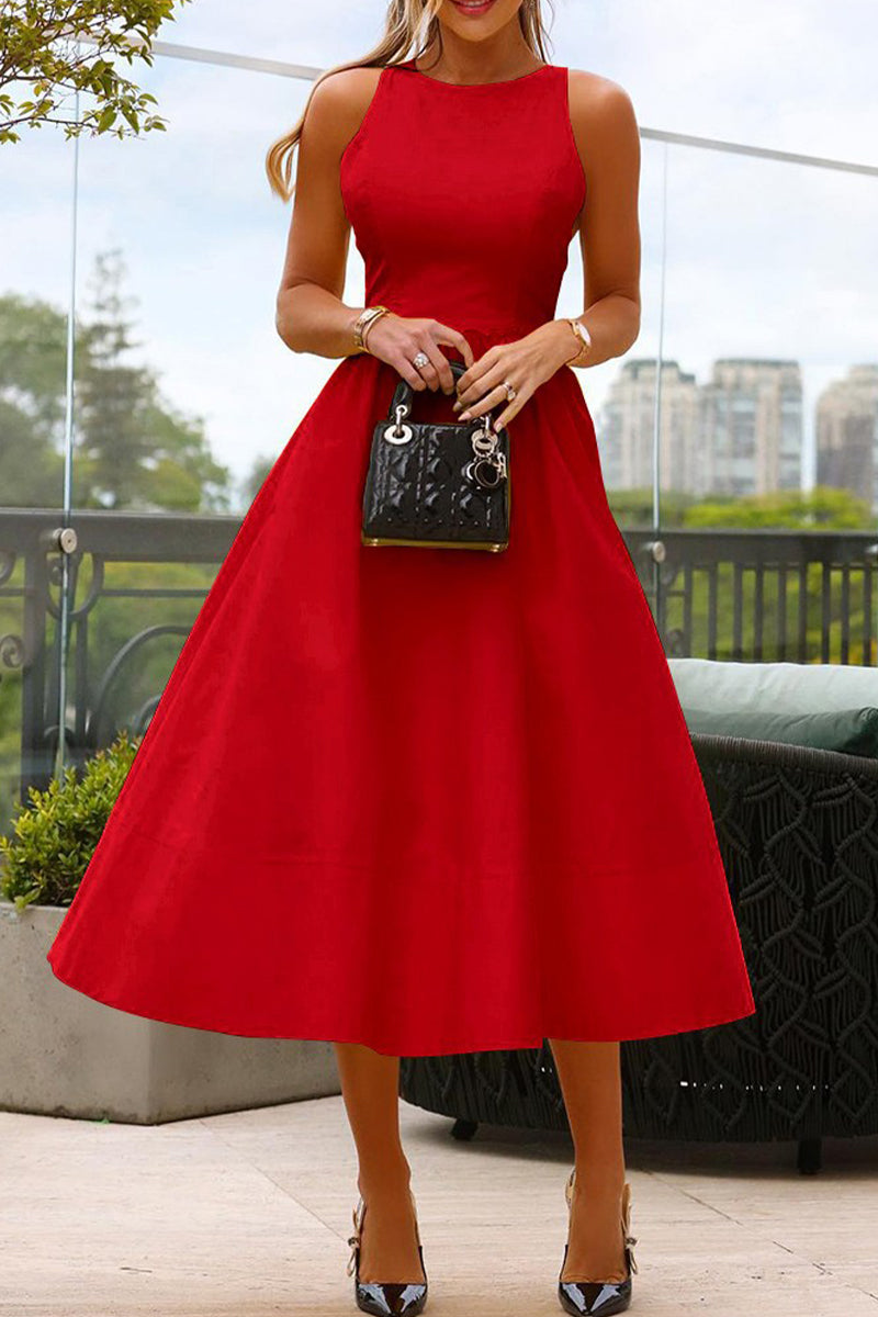 Elegant cocktail dress with a round neckline and sophisticated design