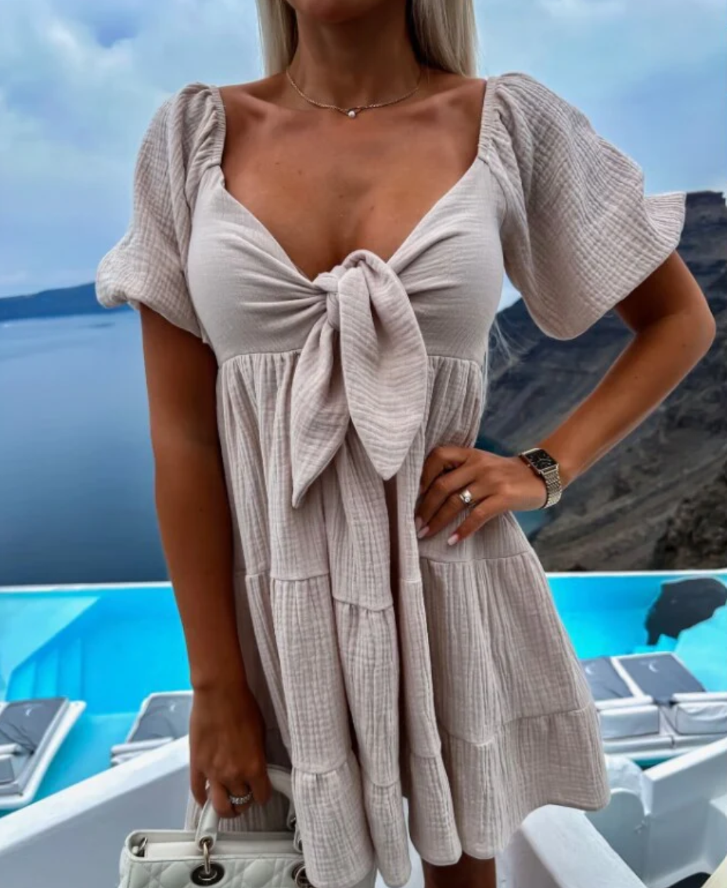 Charming summer dress with buttoned sleeves