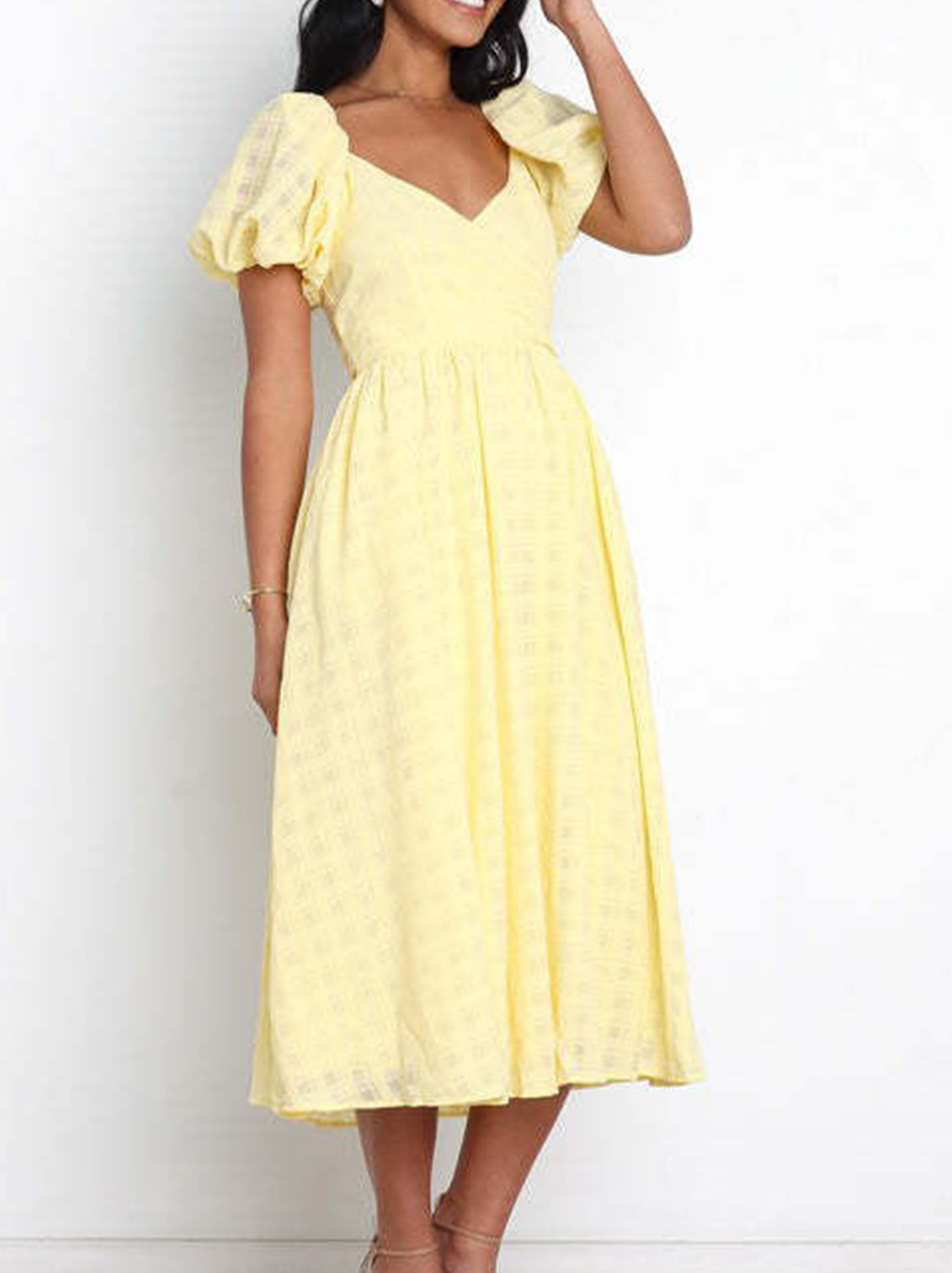 Dresses with pastel-colored skirt, square neckline and trendy separating seam