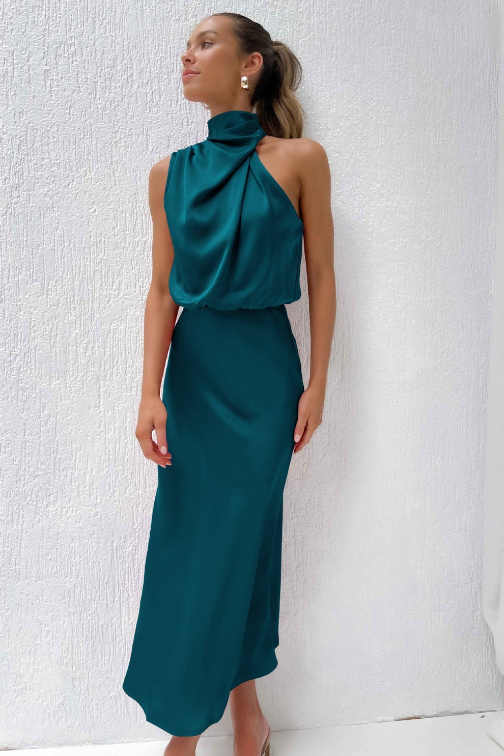 Elegant long dress with an asymmetrical neckline and sophisticated design