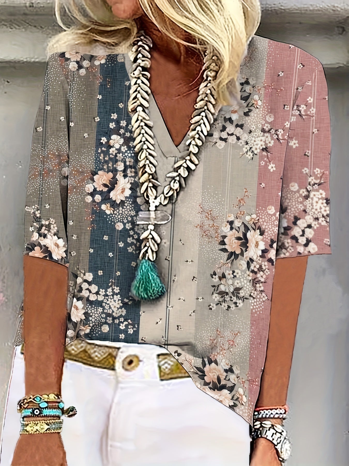 Lisa - Casual T-shirt with floral print, short sleeves and V-neckline