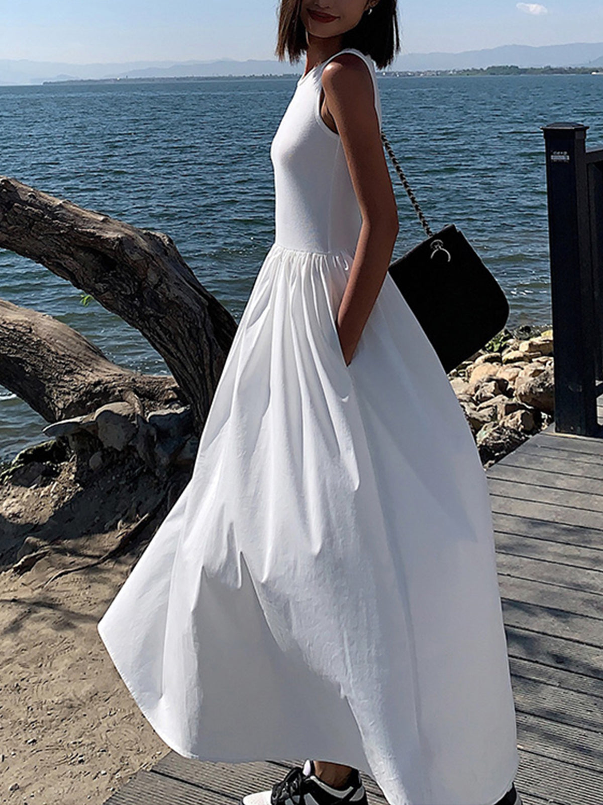 Sleeveless long dress with a round neckline for relaxed styling