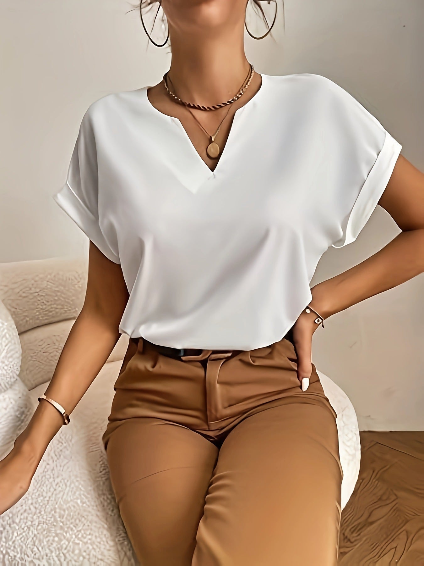 Casual T-shirt - V-neck and short sleeves