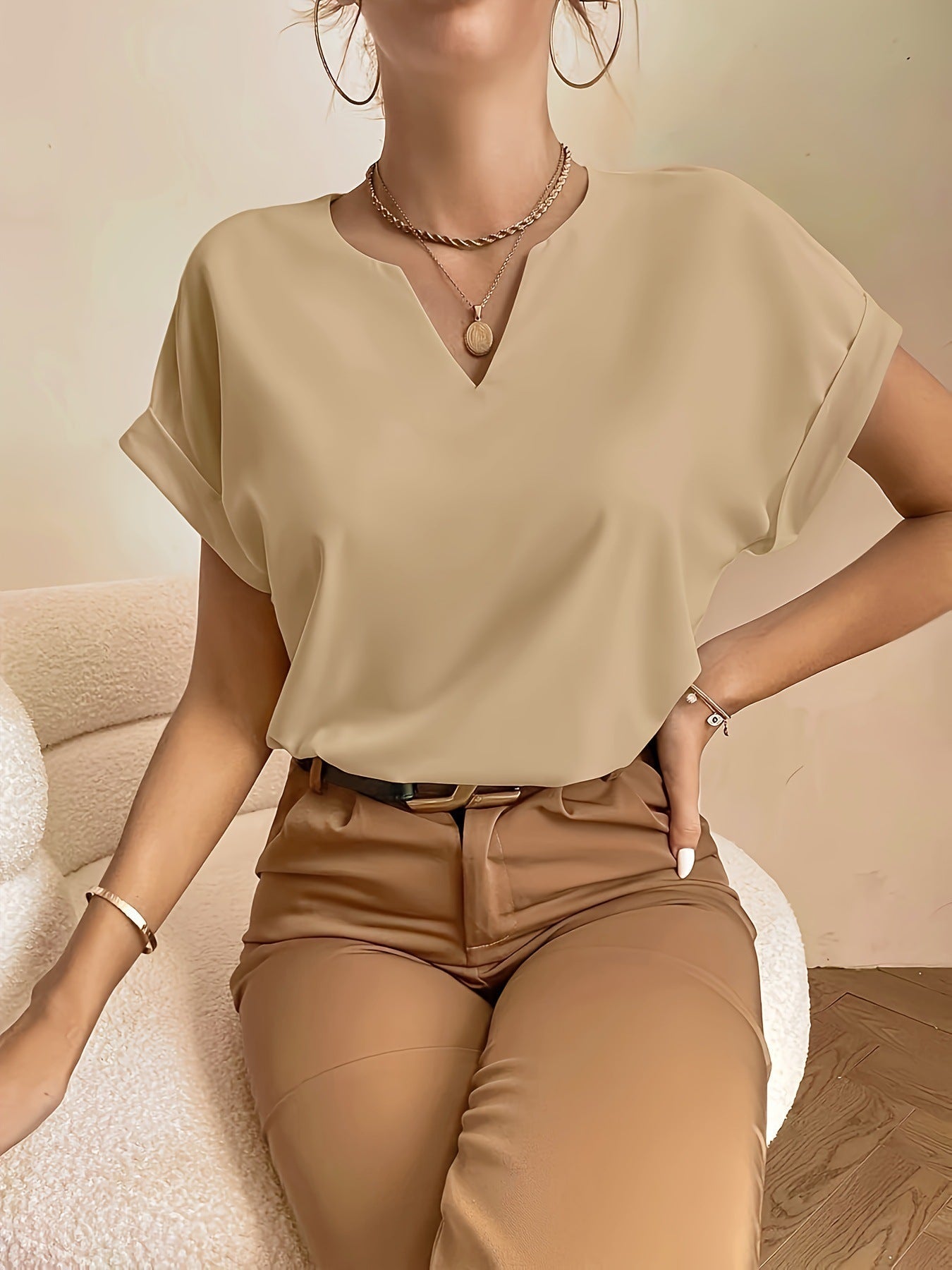 Casual T-shirt - V-neck and short sleeves