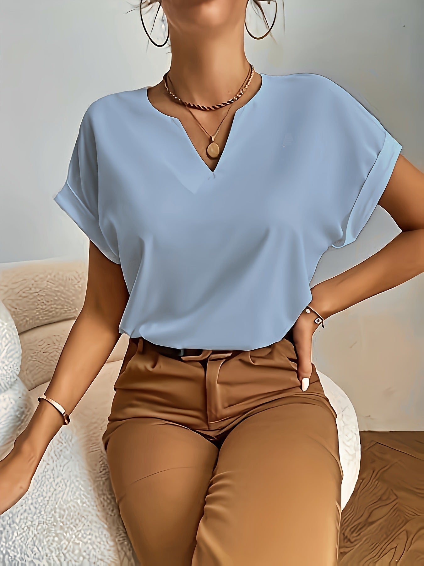 Casual T-shirt - V-neck and short sleeves