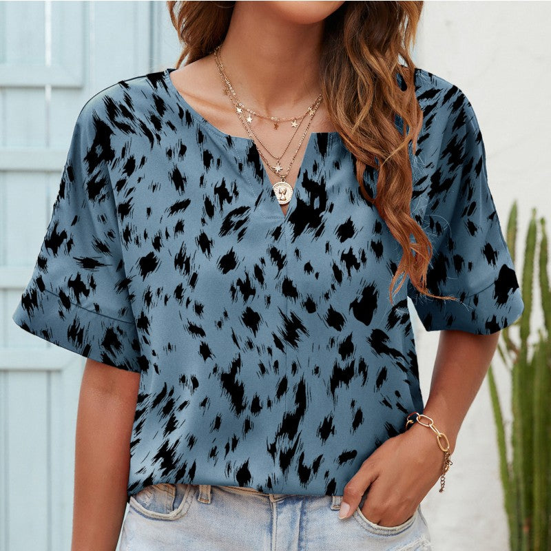 Casual T-shirt - V-neck and short sleeves with print
