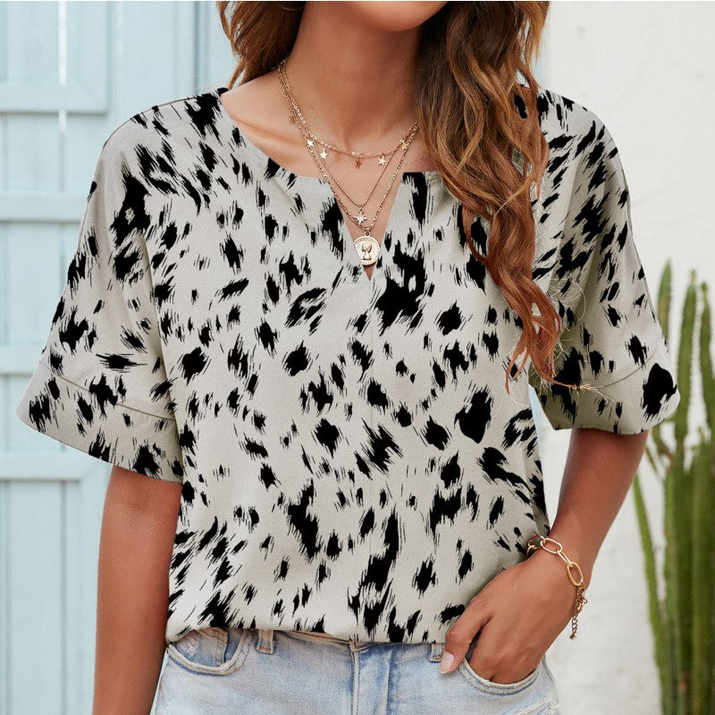 Casual T-shirt - V-neck and short sleeves with print