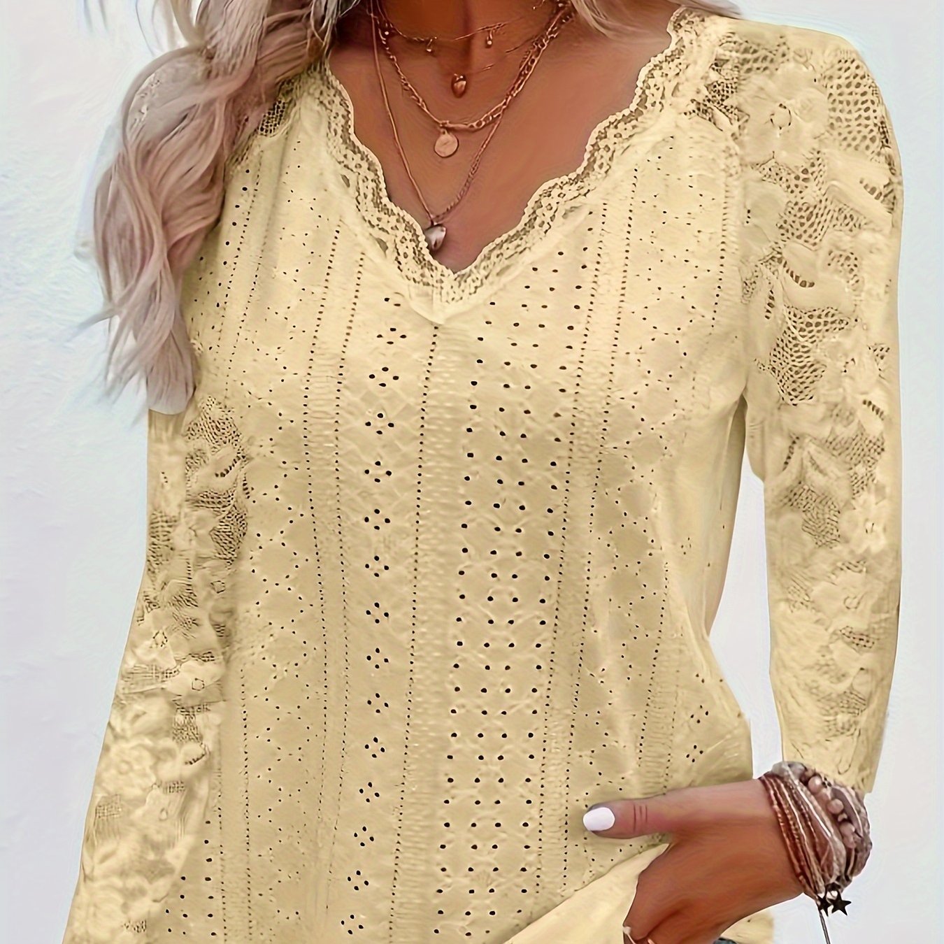 V-neck T-shirt in contrasting lace - Soft fabric and supple fit