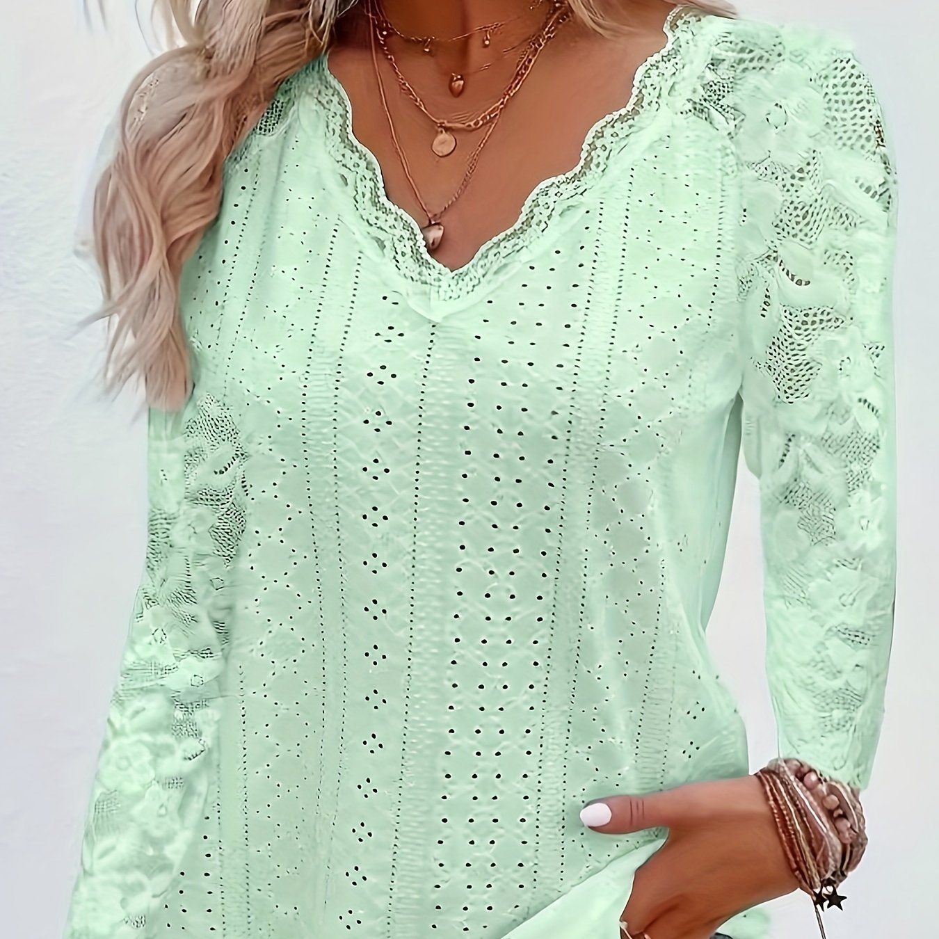 V-neck T-shirt in contrasting lace - Soft fabric and supple fit