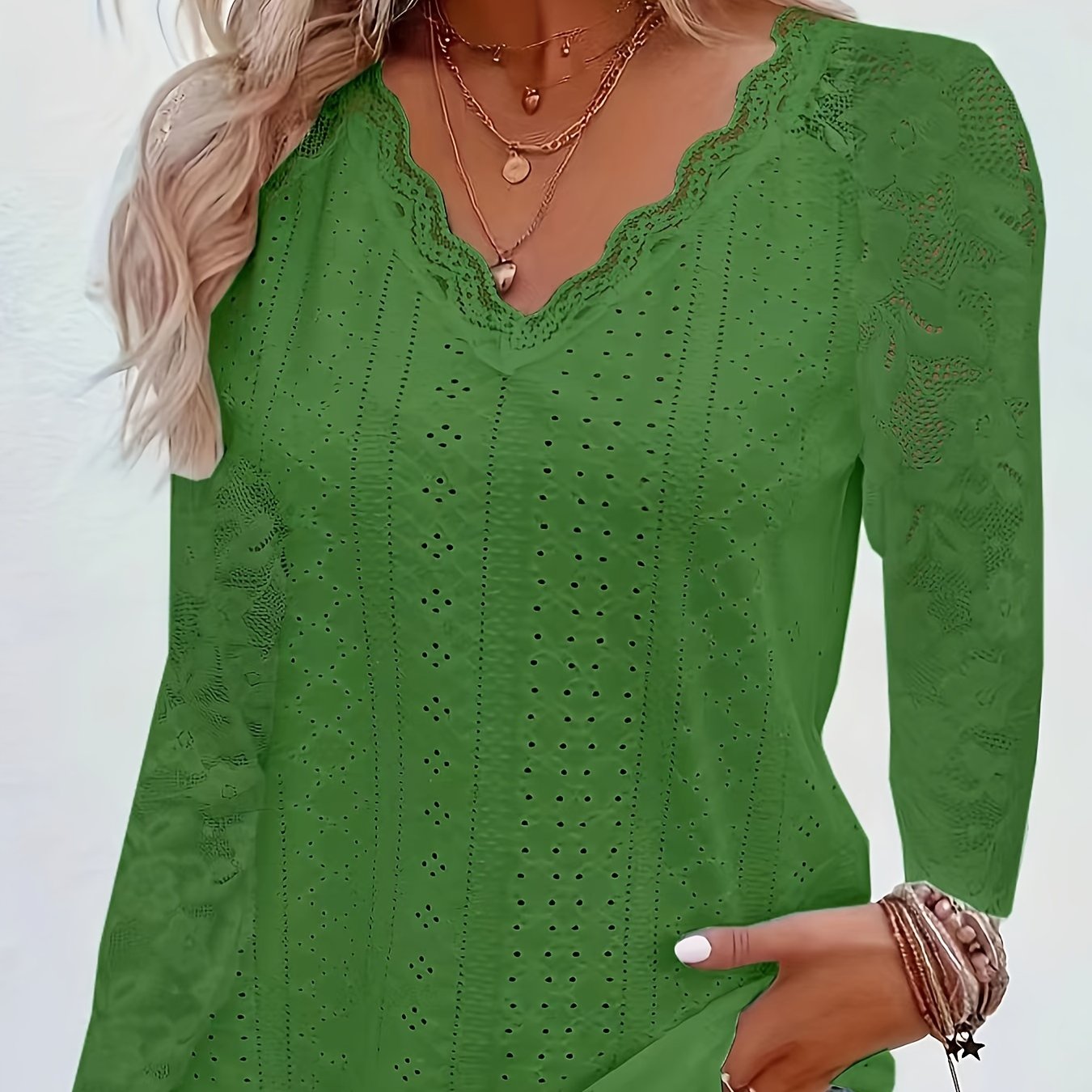 V-neck T-shirt in contrasting lace - Soft fabric and supple fit