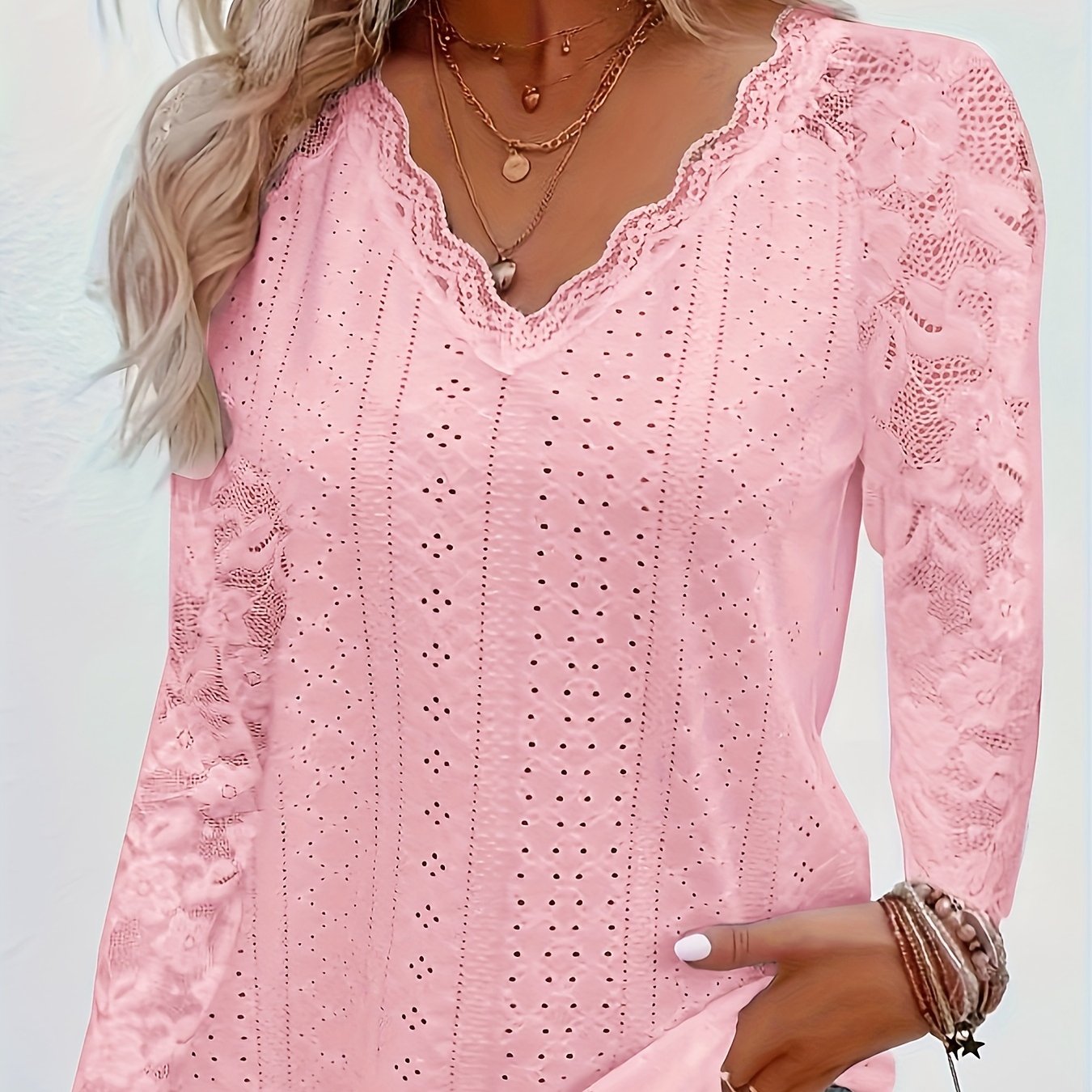 V-neck T-shirt in contrasting lace - Soft fabric and supple fit