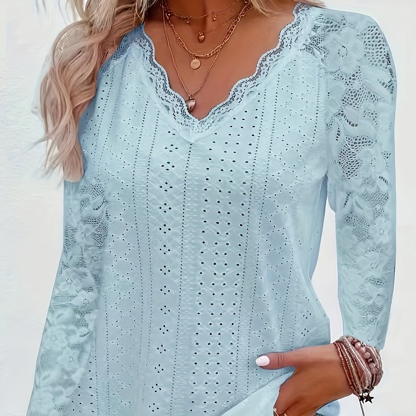 V-neck T-shirt in contrasting lace - Soft fabric and supple fit