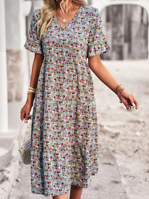 Elegant dress with short sleeves and V-neckline