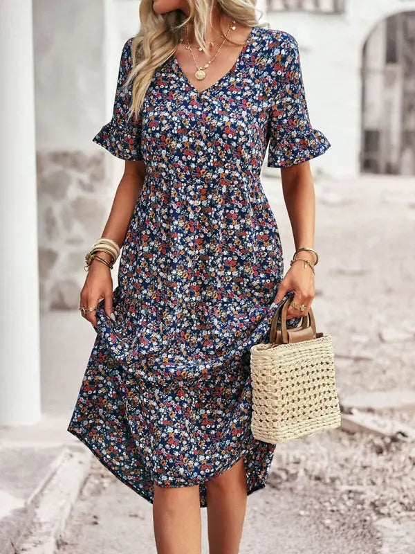 Elegant dress with short sleeves and V-neckline