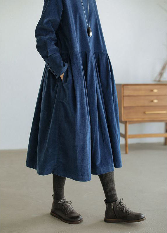 Elegant maxi dress in a wide model with long sleeves for a sophisticated look