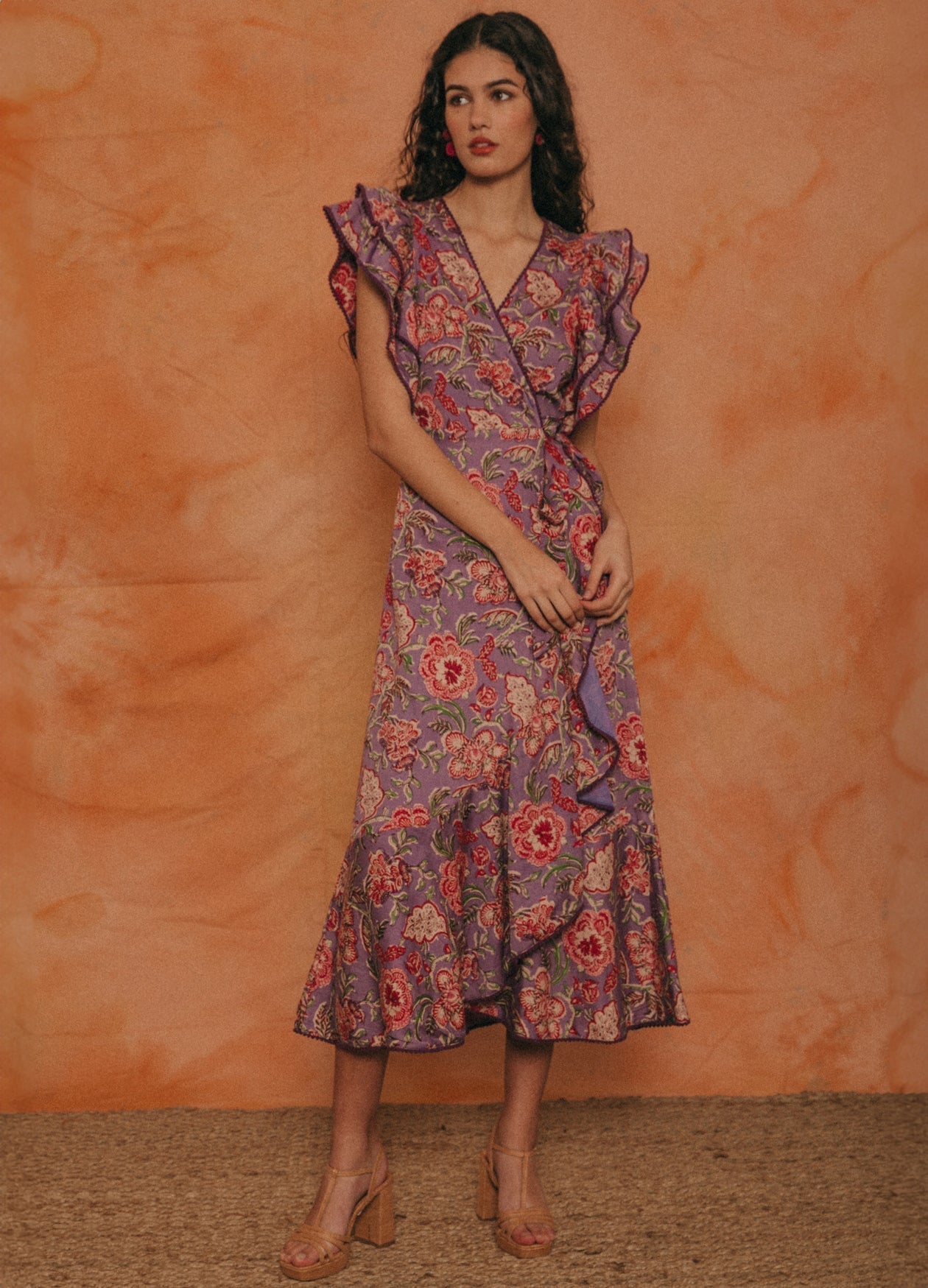 Stylish midi dress with retro floral print and loose butterfly sleeves
