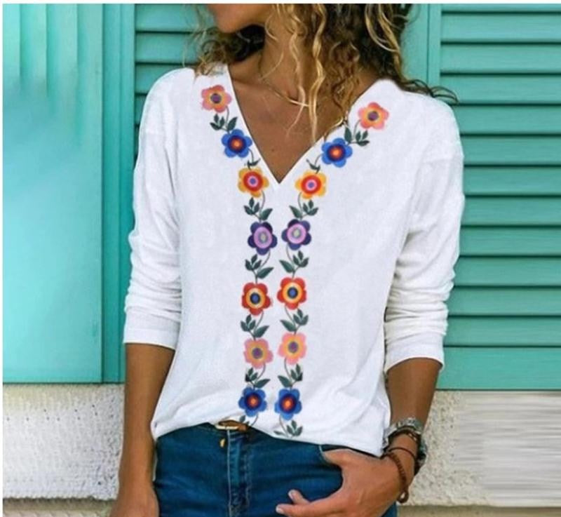 T-shirt in cotton-polyester blend - Printed details and loose fit