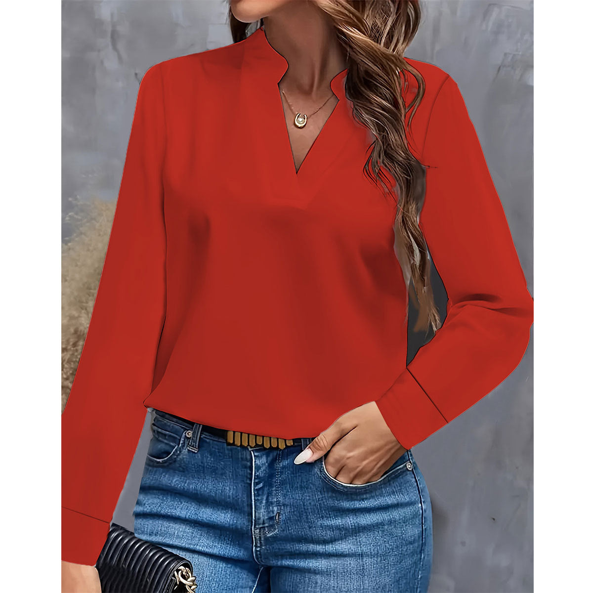 Loose-fitting shirt - V-neck and comfortable fit