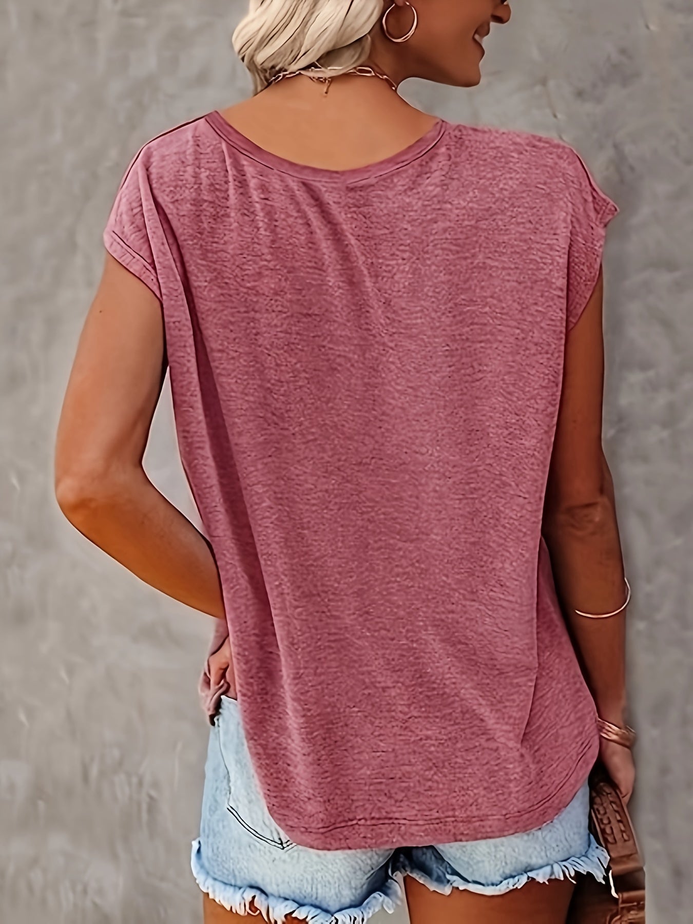 Lotus print T-shirt - V-neck and casual short sleeves