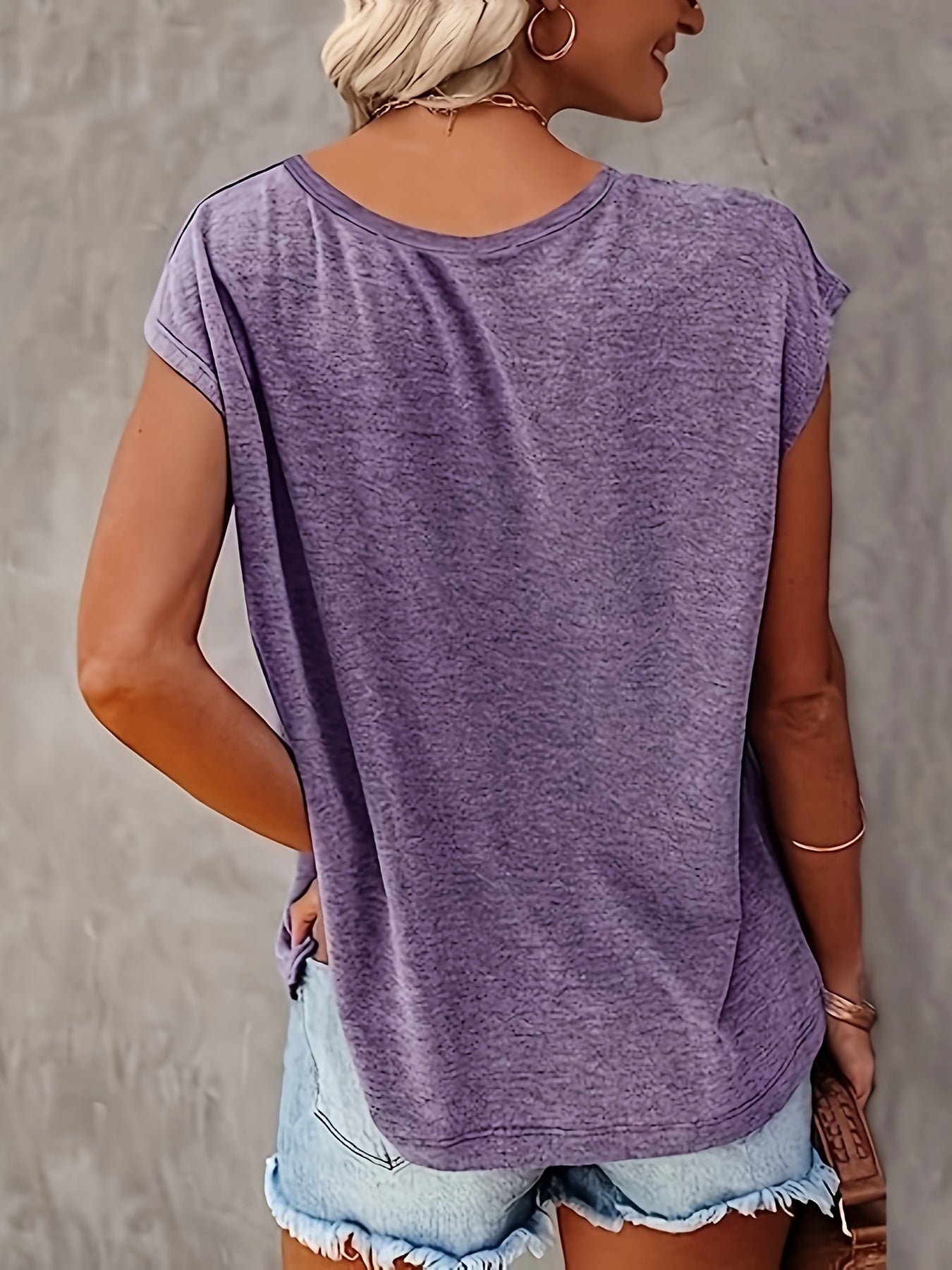 Lotus print T-shirt - V-neck and casual short sleeves