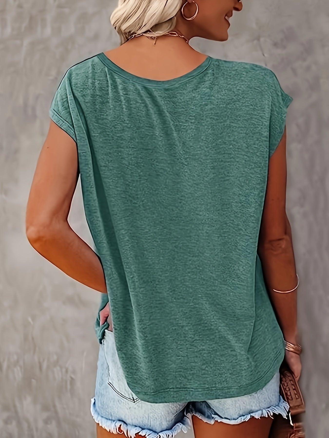 Lotus print T-shirt - V-neck and casual short sleeves