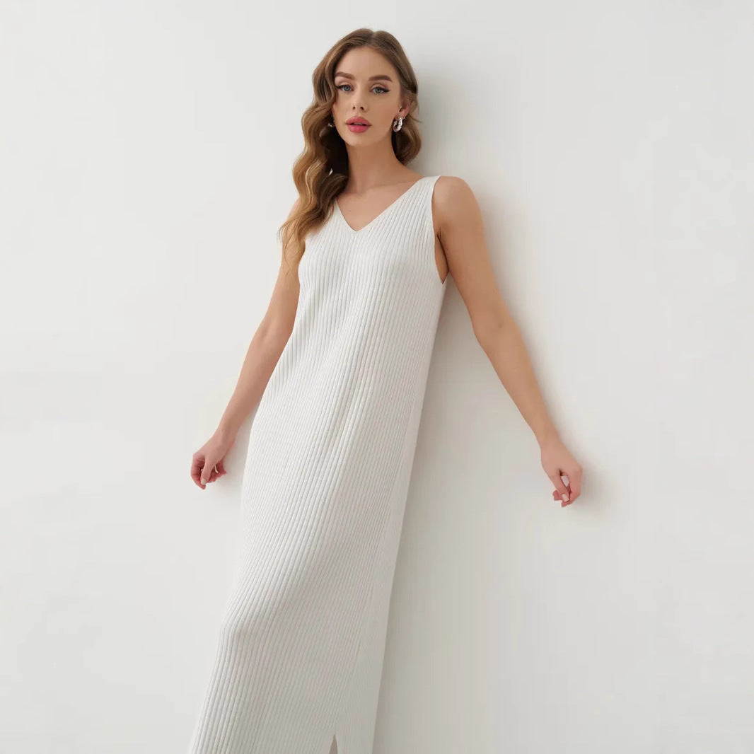 Lightweight pleated long dress with V-neck and narrow straps, loose fit