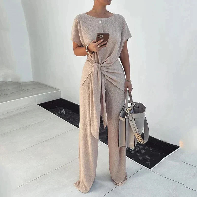 Top with round neck and short sleeves Loose casual pockets Pants set