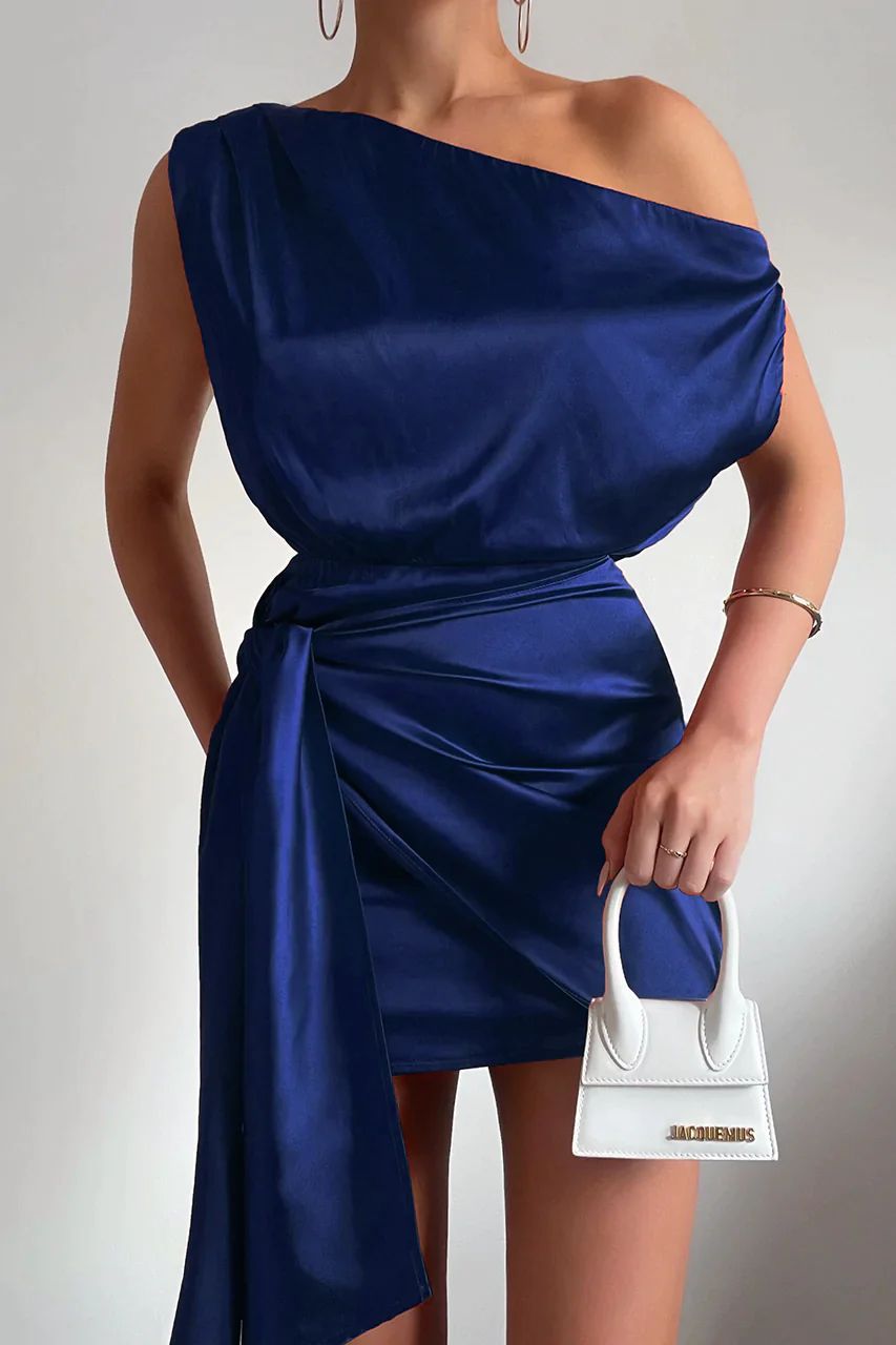 LD | Elegant mini dress with one shoulder and a flattering fit