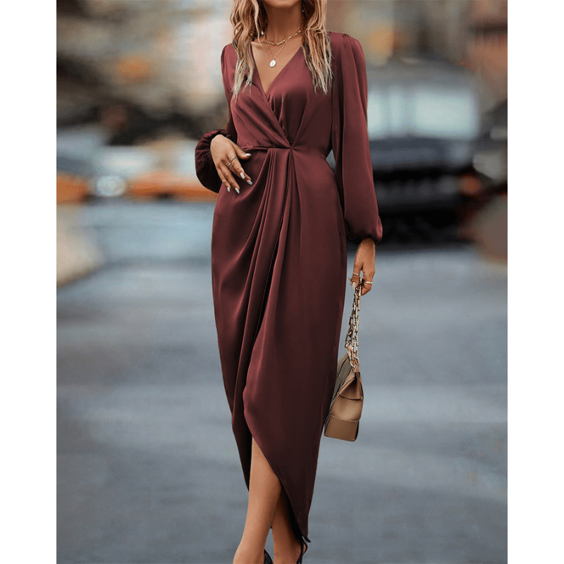 Elegant midi dress with long sleeves and modern style