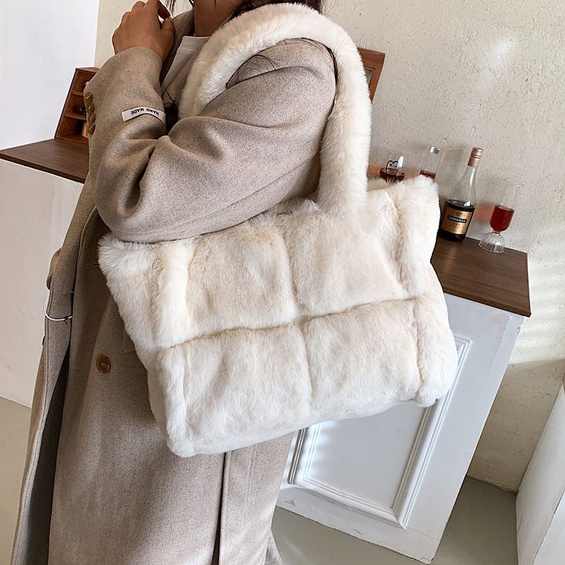 Vardi Dante��� Pipa Plush Handbag | Una borsa da donna comoda e invernale