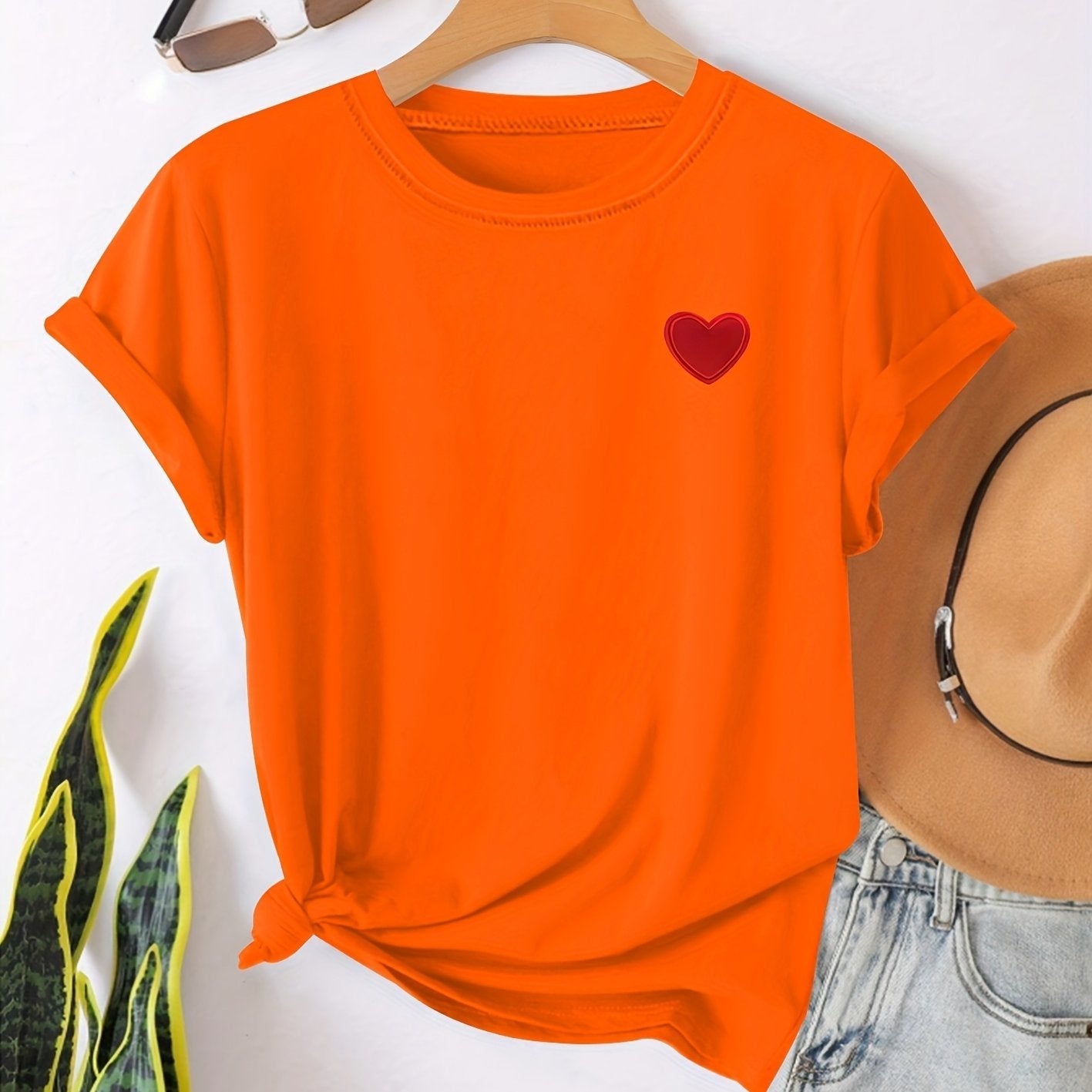 T-shirt - Heart-shaped print and round neck for comfort