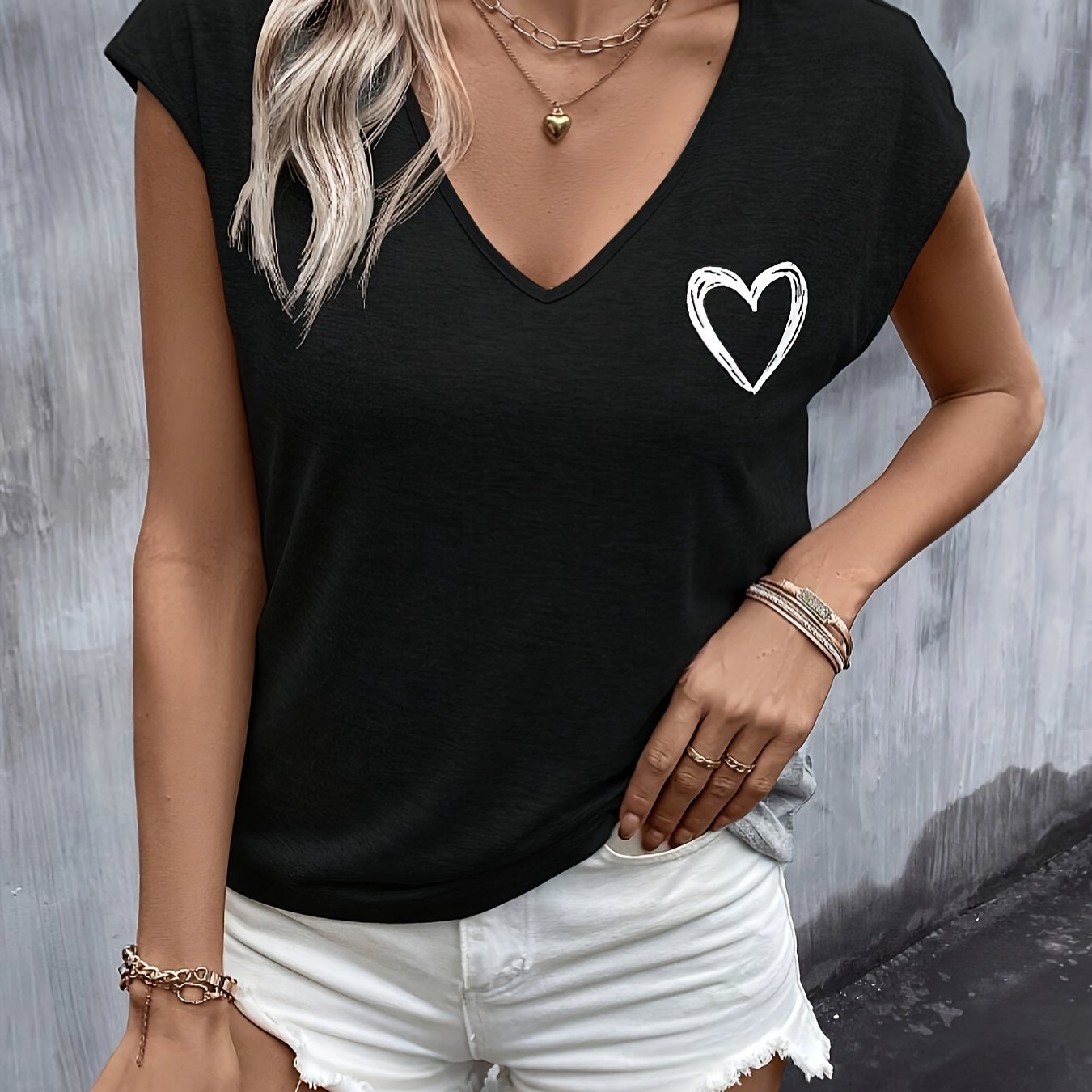 T-shirt with heart print - V-neck and short sleeves for added convenience