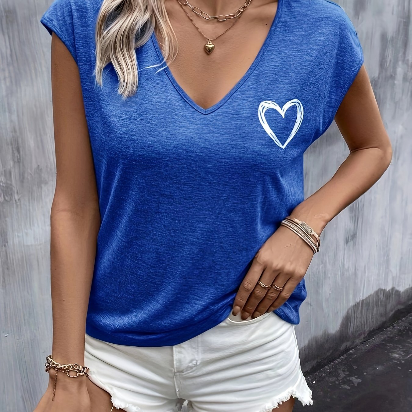 T-shirt with heart print - V-neck and short sleeves for added convenience