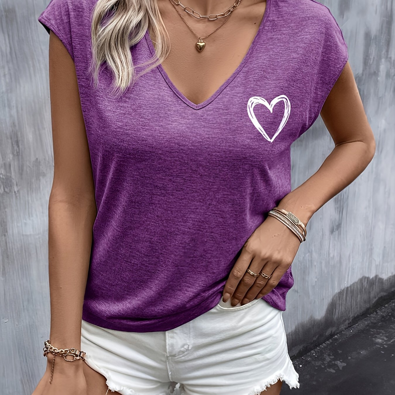 T-shirt with heart print - V-neck and short sleeves for added convenience