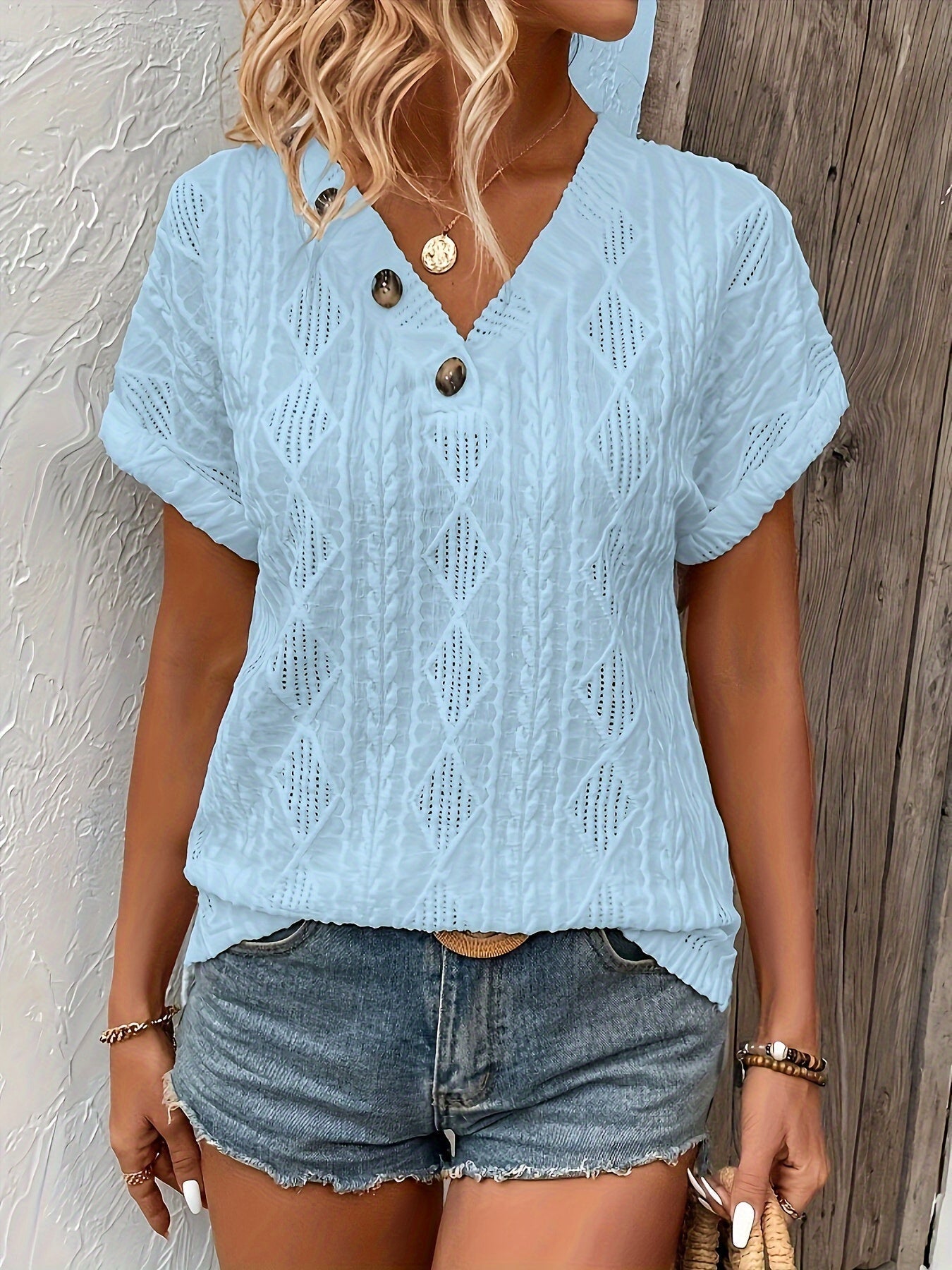 T-shirt with buttons and V-neck - Textured fabric and short sleeves