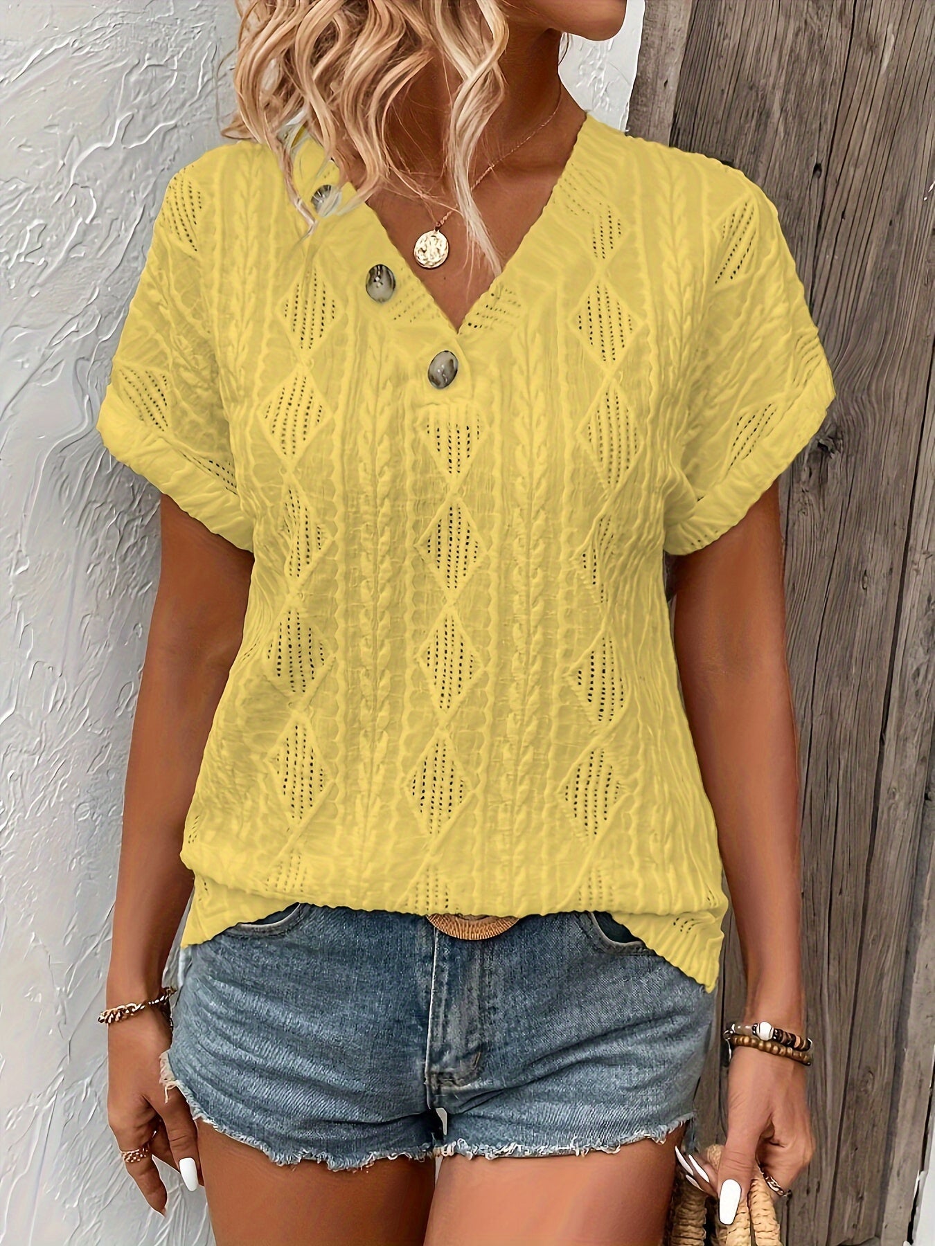 T-shirt with buttons and V-neck - Textured fabric and short sleeves