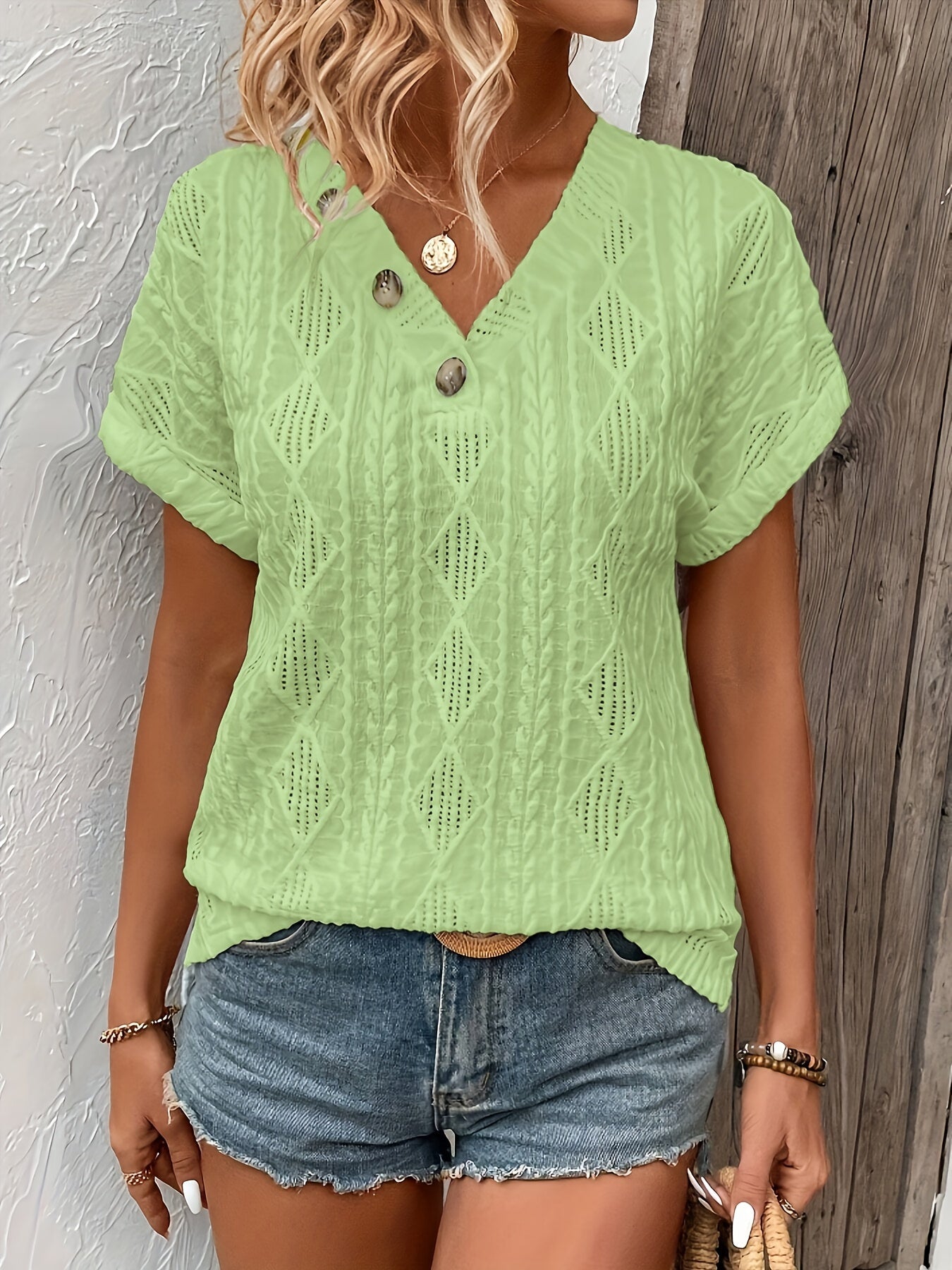 T-shirt with buttons and V-neck - Textured fabric and short sleeves