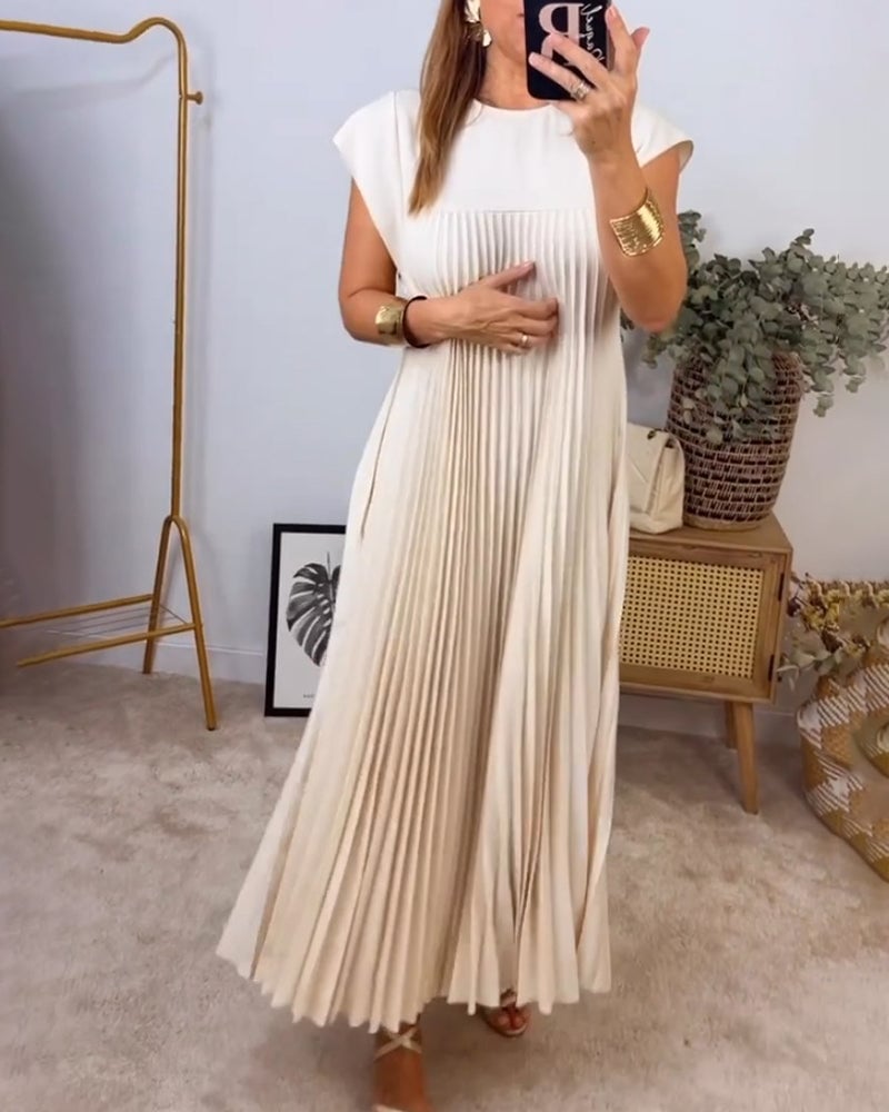 Casual midi dress with a pleated design, ideal for modern and relaxed looks.