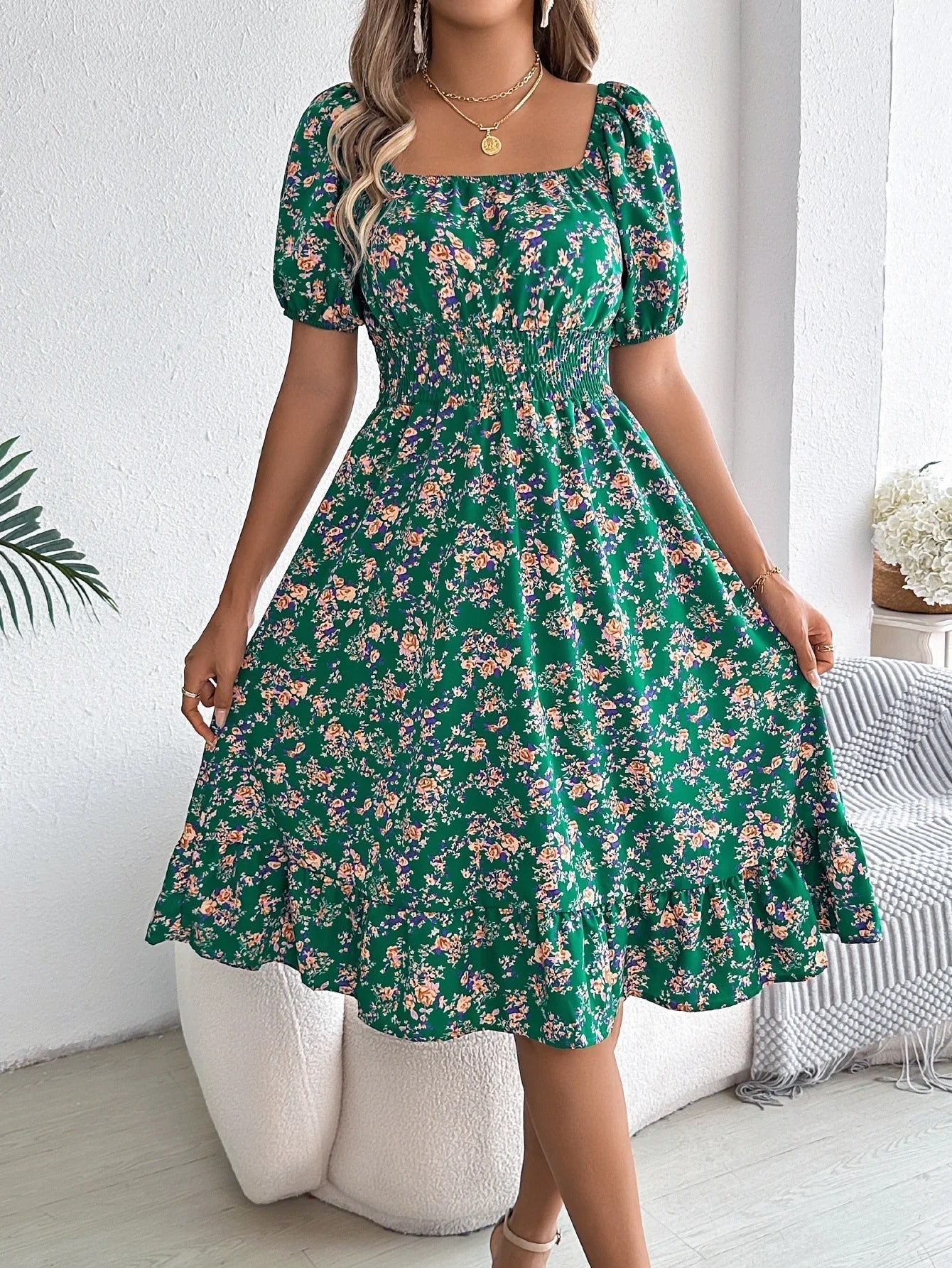 Feminine floral dress with puff sleeves