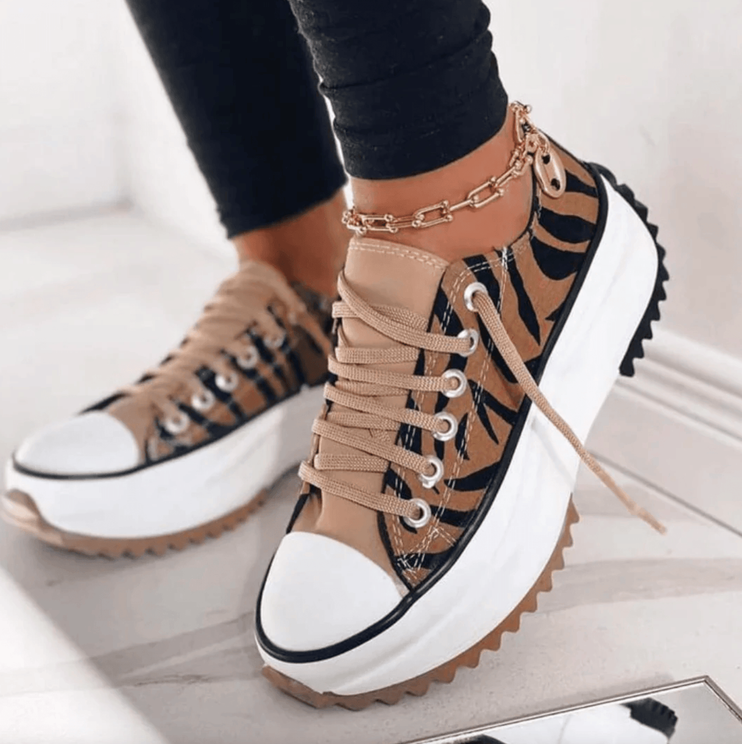 Jinky Sneakers | Scarpe stringate con piattaforma di tendenza