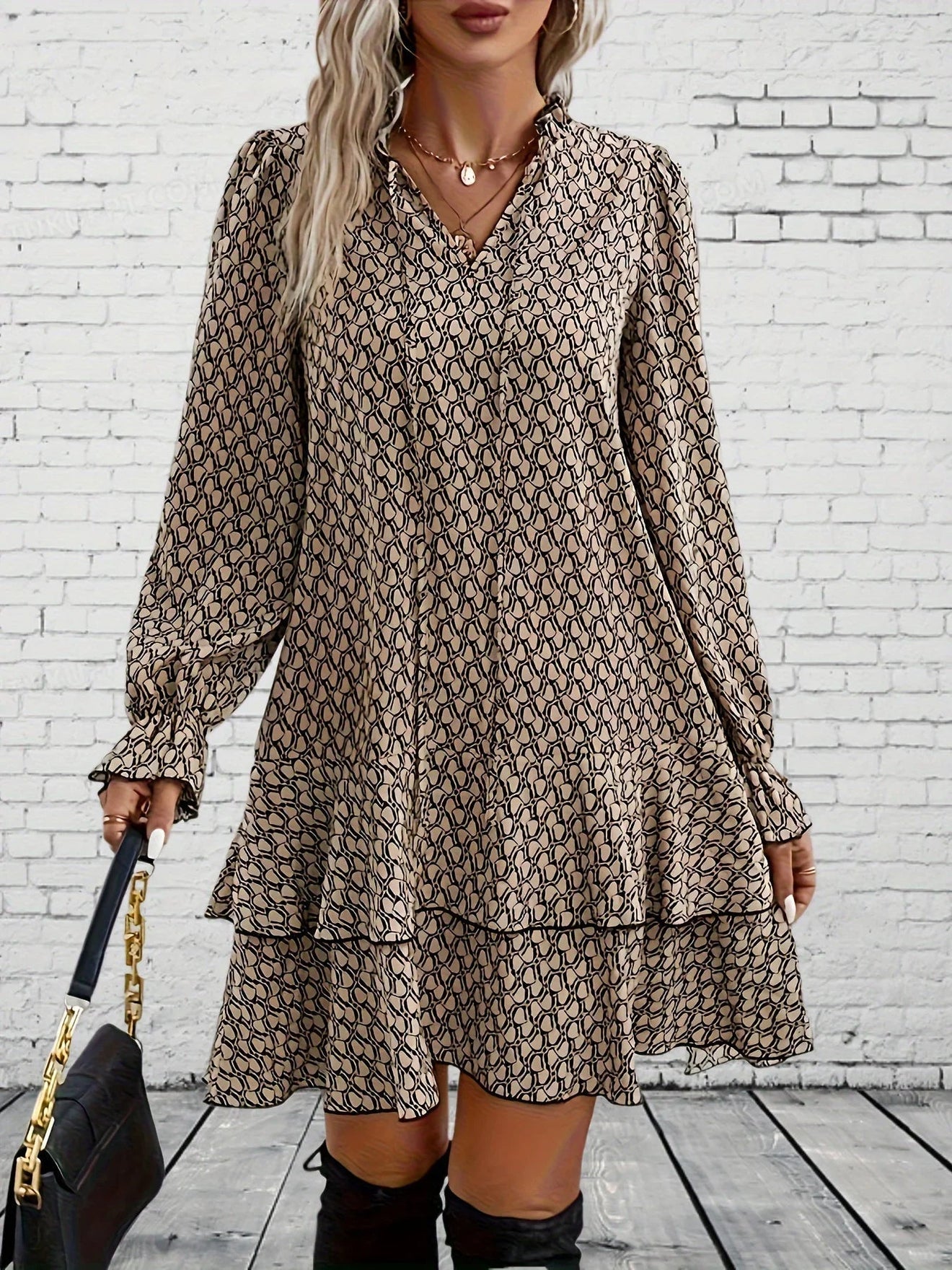 Printed dress with long sleeves and elegant design
