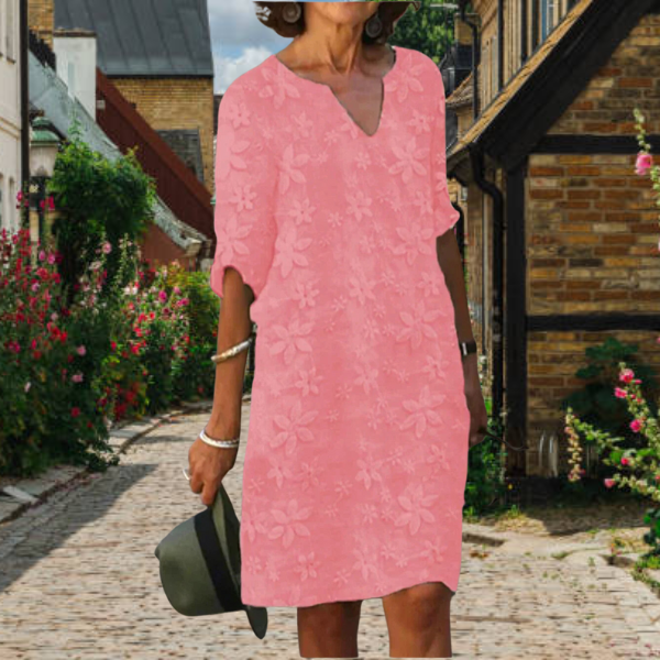 LD Elegant knee-length dress with three-quarter sleeves and a delicate floral print
