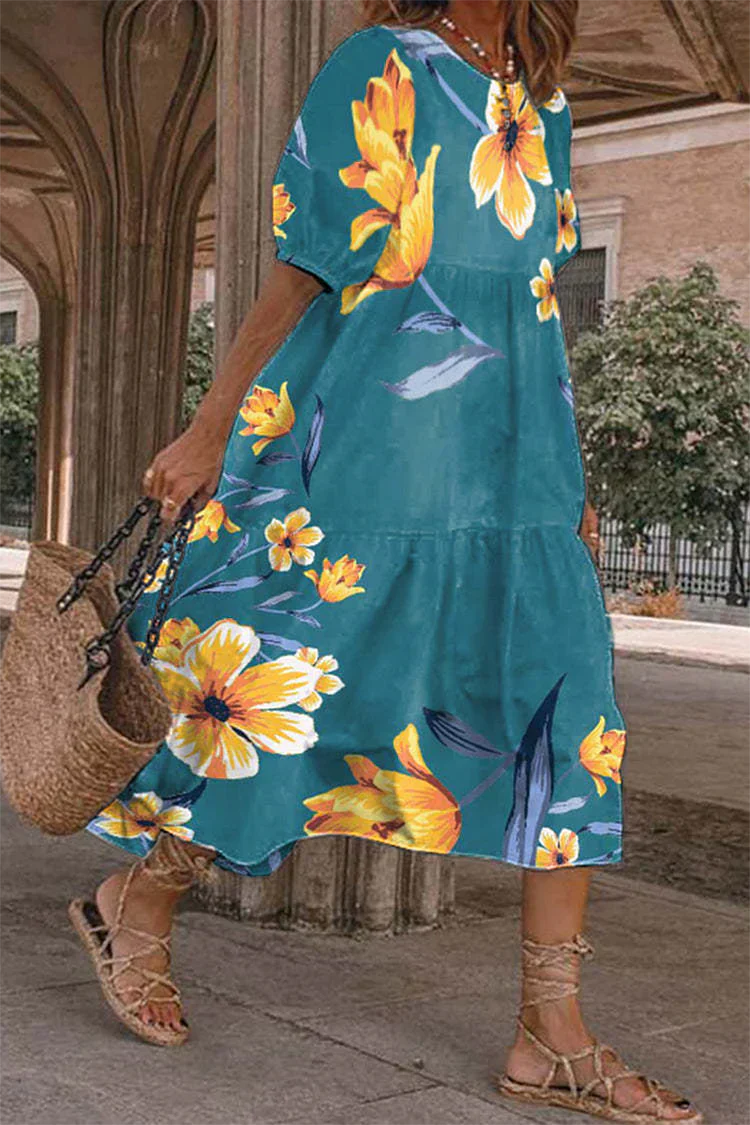 Dresses with pastel-colored skirt and round neckline with casual print