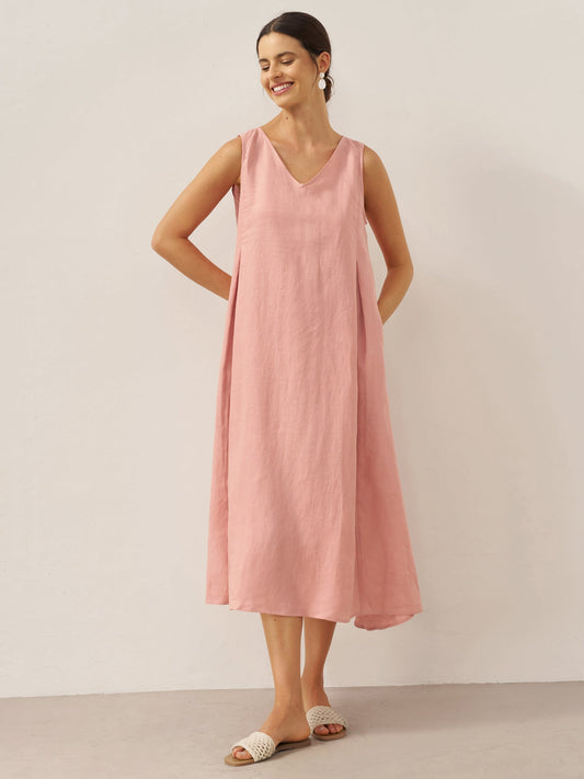 Long sleeveless dress with a wide model for summer style