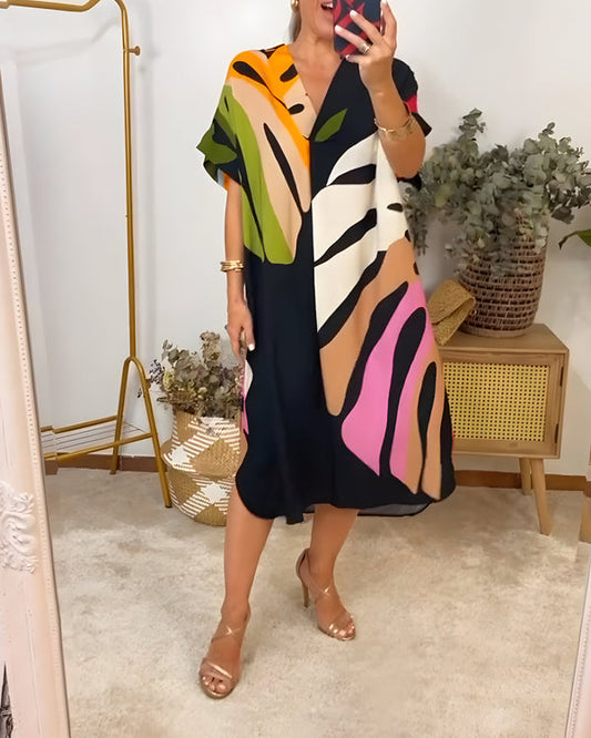 Casual dress with eye-catching leaf motif, ideal to wear every day.