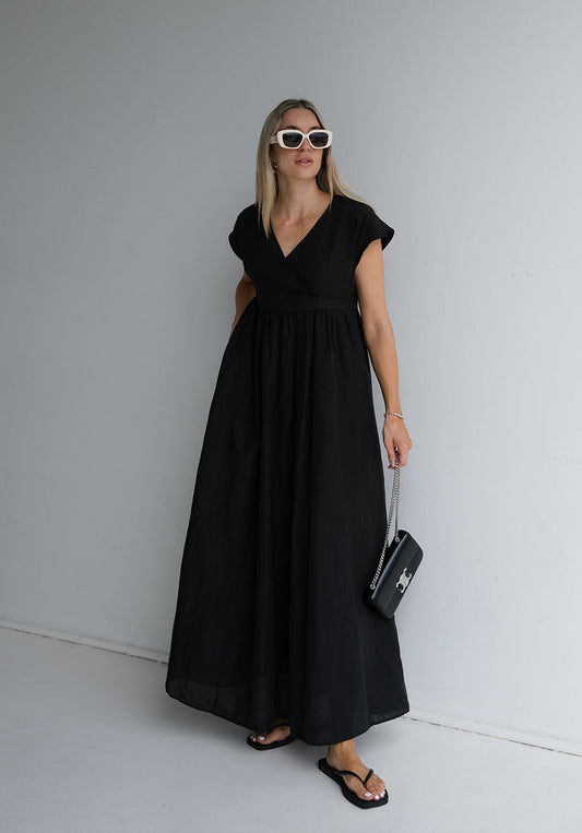 Elegant wide maxi dress with short sleeves for a casual look